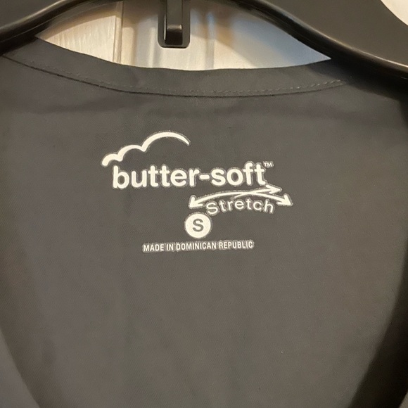 Buttersoft 4-Way Stretch Grey Peplum Scrub Top - Picture 4 of 6